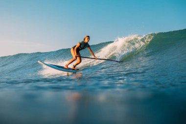 12 Nisan 2019. Bali, Endonezya. Okyanus dalgası üzerinde Paddle sörfçü binmek Stand Up. Bali dalgalar sörf Paddle Stand Up