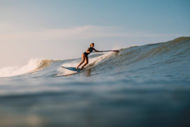 12 Nisan 2019. Bali, Endonezya. Okyanus dalgası üzerinde Paddle sörfçü binmek Stand Up. Bali dalgalar sörf Paddle Stand Up
