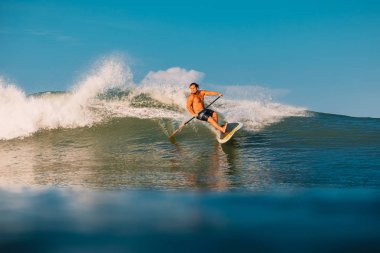 12 Nisan 2019. Bali, Endonezya. Okyanus dalgası üzerinde Paddle sörfçü binmek Stand Up. Bali dalgalar sörf Paddle Stand Up