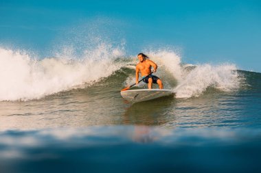 12 Nisan 2019. Bali, Endonezya. Okyanus dalgası üzerinde Paddle sörfçü binmek Stand Up. Bali dalgalar sörf Paddle Stand Up