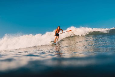 12 Nisan 2019. Bali, Endonezya. Okyanus dalgası üzerinde Paddle sörfçü binmek Stand Up. Bali dalgalar sörf Paddle Stand Up