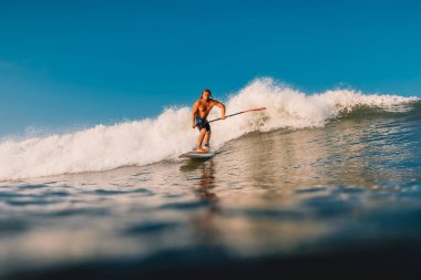 12 Nisan 2019. Bali, Endonezya. Okyanus dalgası üzerinde Paddle sörfçü binmek Stand Up. Bali dalgalar sörf Paddle Stand Up