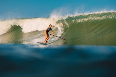12 Nisan 2019. Bali, Endonezya. Okyanus dalgası üzerinde Paddle sörfçü binmek Stand Up. Bali dalgalar sörf Paddle Stand Up