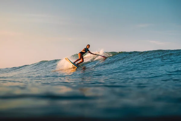 Nisan 2019 Bali Endonezya Okyanus Dalgası Üzerinde Paddle Sörfçü Binmek — Stok fotoğraf