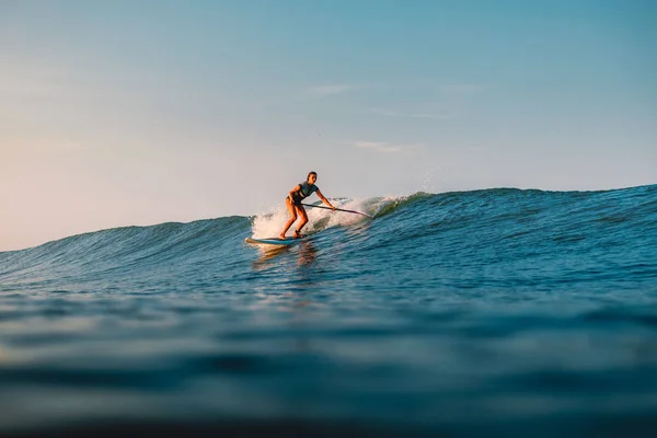 April 2019 Bali Indonesia Stand Paddle Surfer Ride Ocean Wave — Stock Photo, Image