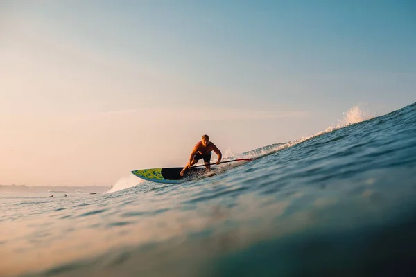 Nisan 2019 Bali Endonezya Okyanus Dalgası Üzerinde Paddle Sörfçü Binmek — Stok fotoğraf