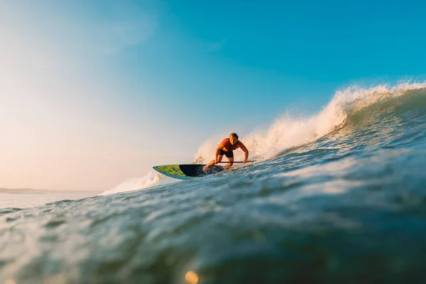 Nisan 2019 Bali Endonezya Okyanus Dalgası Üzerinde Paddle Sörfçü Binmek — Stok fotoğraf