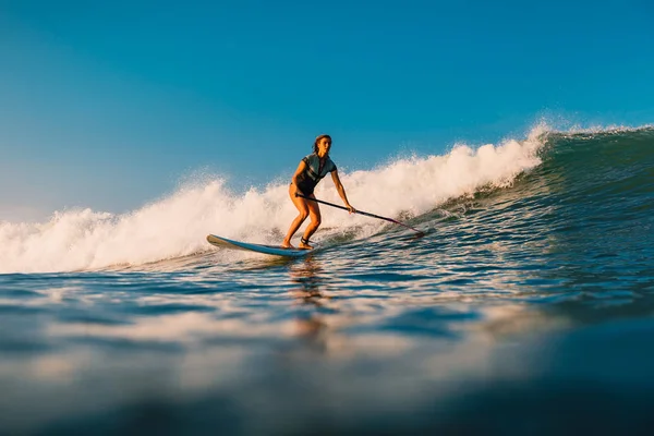 Nisan 2019 Bali Endonezya Okyanus Dalgası Üzerinde Paddle Sörfçü Binmek — Stok fotoğraf