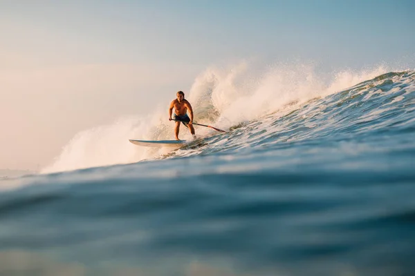 Kwietnia 2019 Bali Indonezja Stand Paddle Surfer Jeździć Fali Oceanu — Zdjęcie stockowe