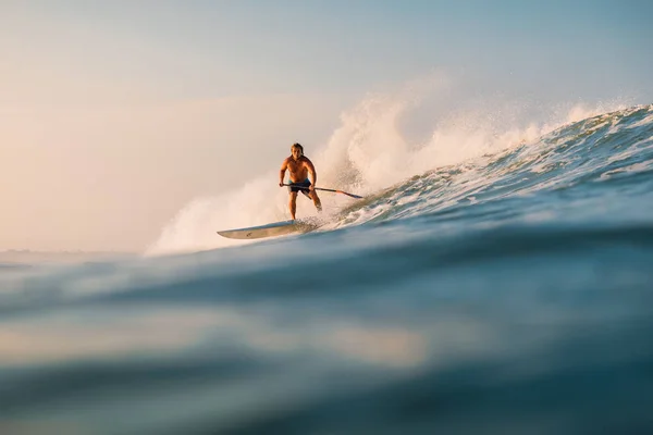 April 2019 Bali Indonesien Stand Paddle Surfer Rida Ocean Wave — Stockfoto