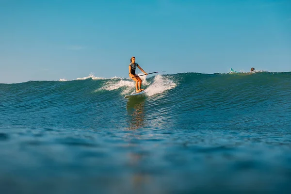 April 2019 Bali Indonesia Stand Paddle Surfer Ride Ocean Wave — Stock Photo, Image