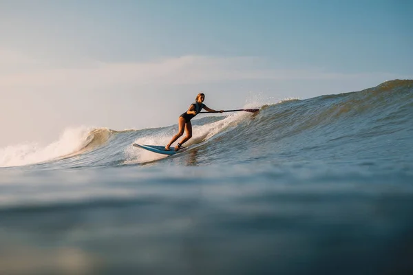 April 2019 Bali Indonesia Stand Paddle Surfer Ride Ocean Wave — Stock Photo, Image