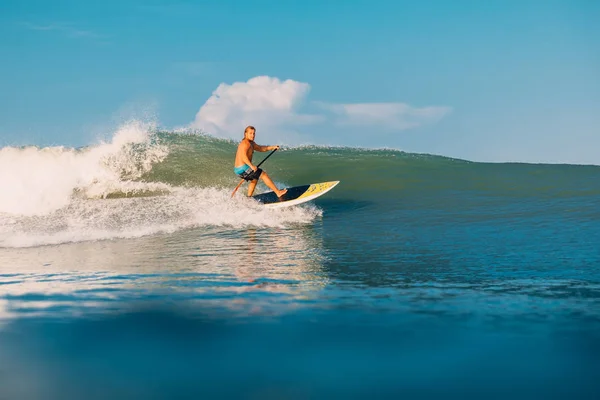 Aprilie 2019 Bali Indonezia Stand Paddle Surfer Plimbare Ocean Val — Fotografie, imagine de stoc