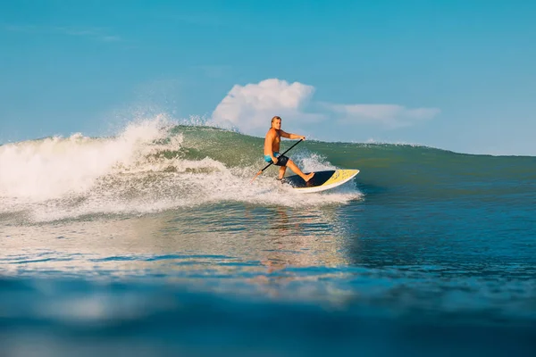 Nisan 2019 Bali Endonezya Okyanus Dalgası Üzerinde Paddle Sörfçü Binmek — Stok fotoğraf