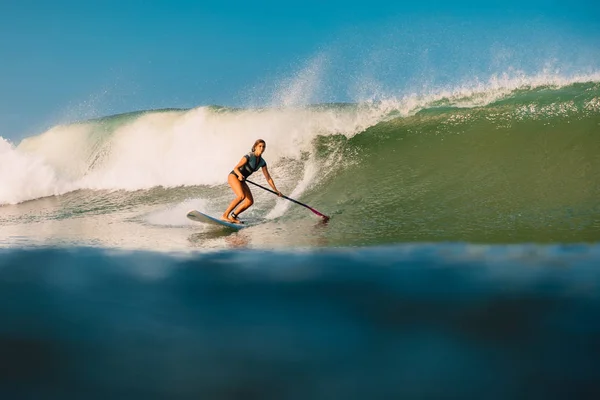 Abril 2019 Bali Indonésia Stand Paddle Surfista Passeio Onda Oceano — Fotografia de Stock