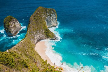 Nusa Penida Adası'ndaki Manta Körfezi veya Kelingking Plajı. Mavi okyanus ile tropikal plaj