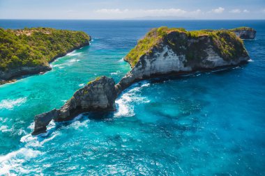 Nusa Penida adası yakınlarındaki mavi okyanusta kayalık adalar. Turistik bir yer. Bali, Endonezya. 