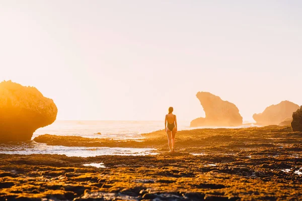 Mulher Magro Posando Perto Oceano Com Rochas Cores Pôr Sol — Fotografia de Stock