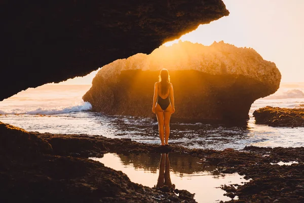 Молодая Женщина Позирует Океана Скалами Солнцем Закатом Бали — стоковое фото