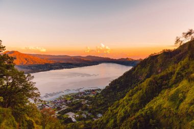 Bali orman ile Batur volkan ve göl. Dağlarda gün doğumu zamanı