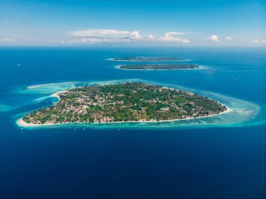 Gili adaları ve okyanus ile havadan görünüm, drone atış.