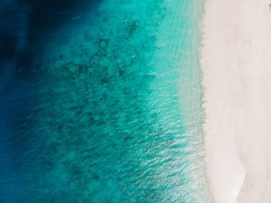 Turkuaz kristal okyanus, hava manzaralı güzel tropikal plaj. Tropikal adalar