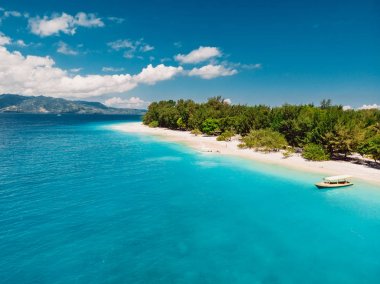 Beyaz kum ve turkuaz okyanus ile tropikal plaj. Havadan görünüm. Cennet tatil yeri