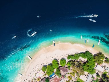 Beyaz tropikal plaj ve turkuaz kristal okyanus, havadan görünümü ile tropikal ada. Gili adaları