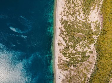 Uçurumlu ve mavi denizli kayalık kıyı manzarası