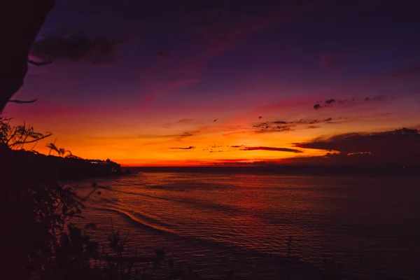 Pôr Sol Brilhante Com Oceano Ondas Ilha Tropical — Fotografia de Stock