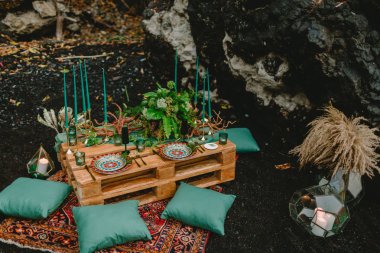 Mumlar, tabloyla şık Düğün yemekleri ve bitki. Düğün yemeği