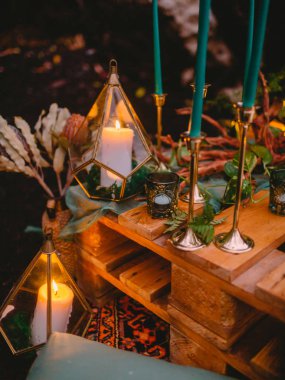 Mumlar, dekor ve çiçekçi ile şık düğün dekorasyonu. Düğün yemeği