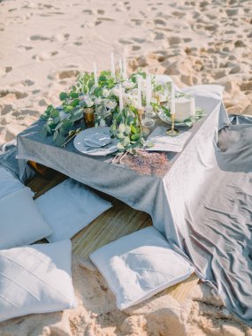 Dekorasyon, düğün pastası ve çiçekçi ile düğün masası.