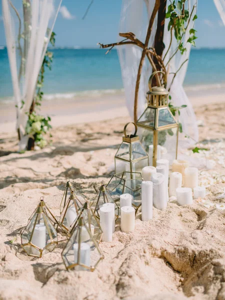 Dekorationer Bröllops Bågen Med Vita Blommor Och Ljus Stranden — Stockfoto