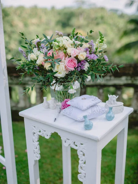 青い贈り物と結婚式の花束 装飾と結婚式の日 — ストック写真