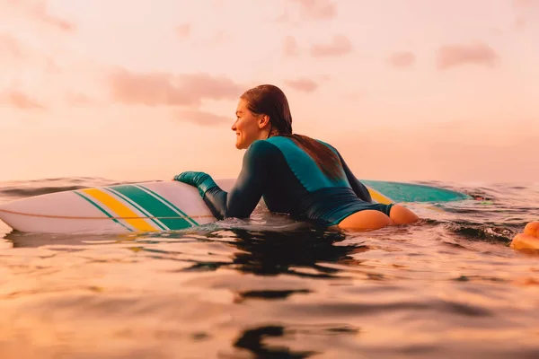 Attraktives Surfmädchen Mit Perfektem Körper Auf Dem Surfbrett Meer Surfen — Stockfoto