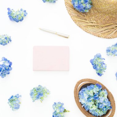 Beyaz arka planda saman, günlük mavi çiçekler bileşimi. Düz yatıyordu, üst görünüm