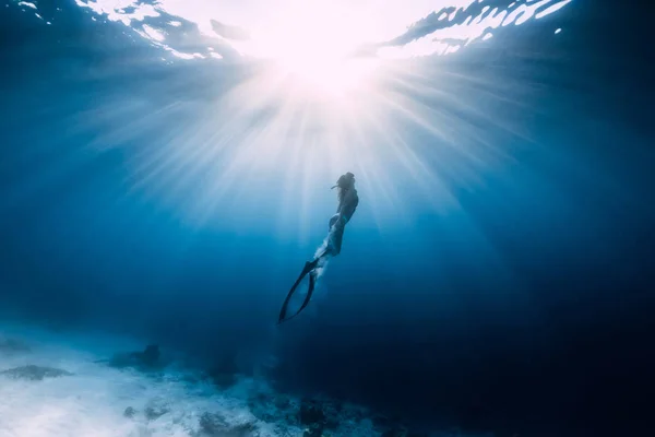 Vrouw Free Diver Glijdt Zanderige Zee Met Vinnen — Stockfoto