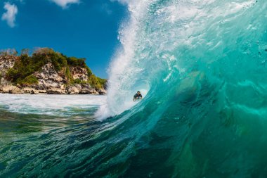 2 Haziran 2019. Bali, Endonezya. Sörfçü namlu dalgasına binmek. Büyük dalgalarda profesyonel sörf.