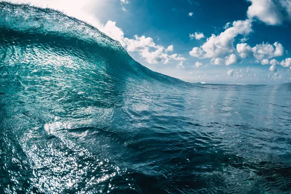 Ola Barril Azul Océano Rompiendo Olas Luz Solar —  Fotos de Stock