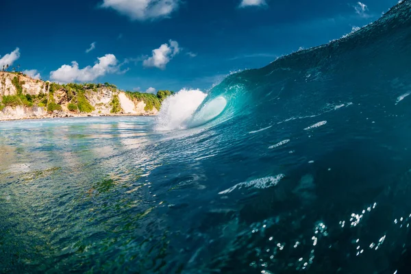 海洋的完美波浪 打破蓝色波 — 图库照片