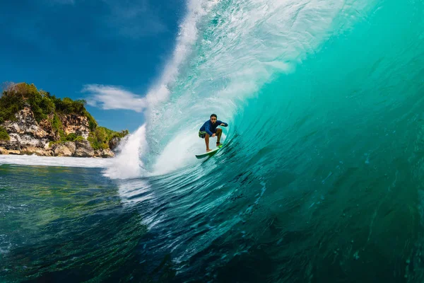 2019年6月2日インドネシア バリ島 サーファーはバレル波に乗る 大きな波でプロのサーフィン — ストック写真