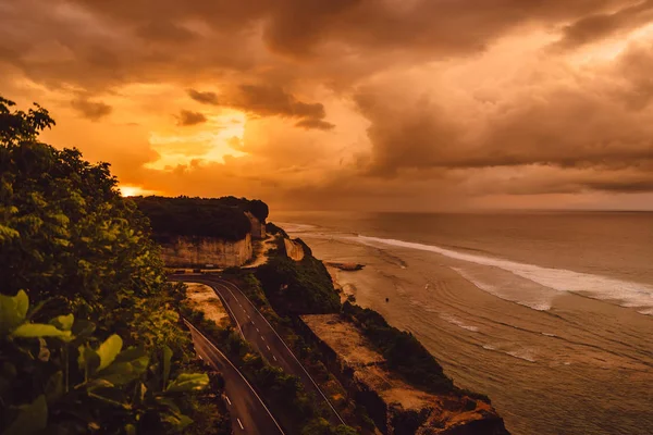 Luchtfoto Van Kust Oceaan Met Golven Warme Zonsondergang Zonsopgang — Stockfoto