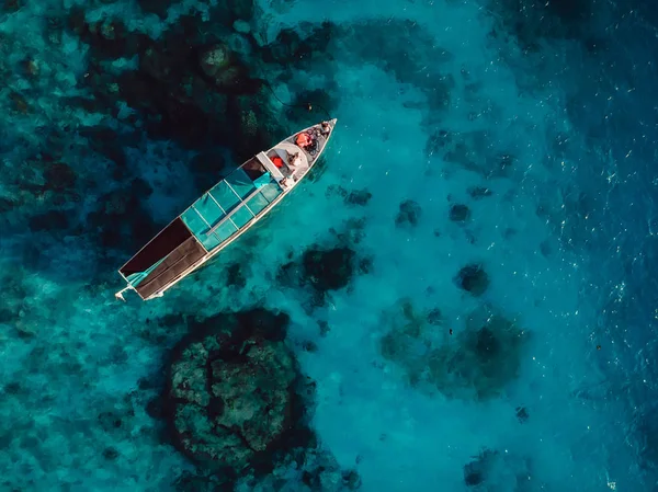 Výletní Loď Modrém Oceánu Nedaleko Ostrova Gili Letecký Pohled — Stock fotografie