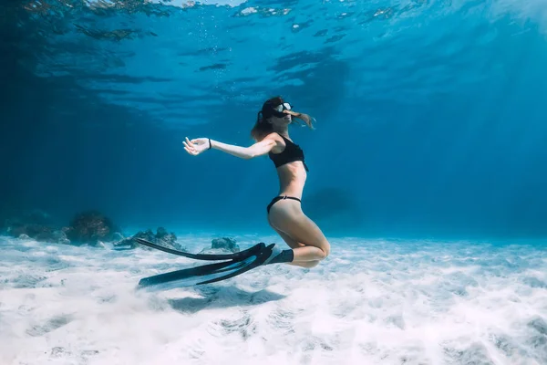 Freediver Poseren Met Vinnen Zand Zee — Stockfoto