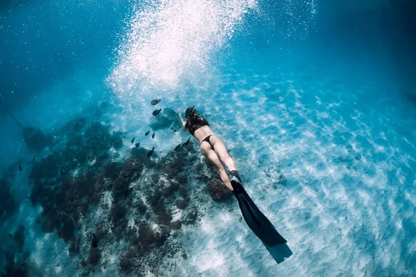 Attraktive Freitaucherin Mit Flossen Freitauchen Unter Wasser Hawaii — Stockfoto