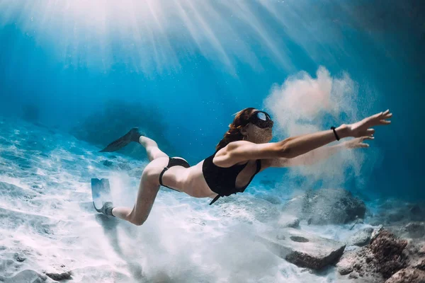 妇女自由潜水员与沙子在沙间海与鳍 夏威夷的自由潜水 — 图库照片