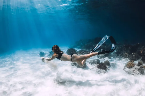 Kobieta Freediver Ślizga Się Piaskiem Nad Piaszczystym Morzem Freediving Pod — Zdjęcie stockowe