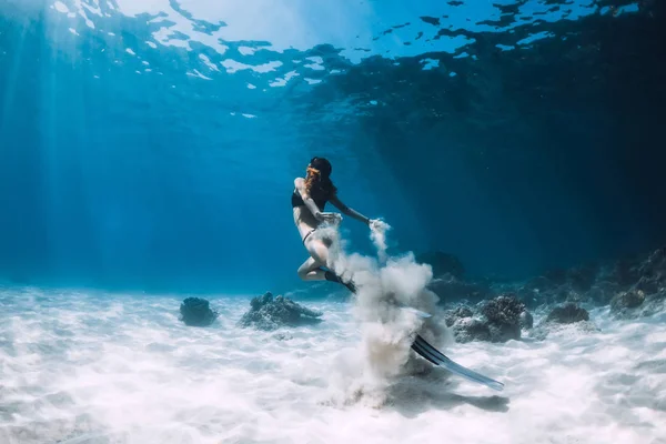 Woman Freediver White Sand Glides Sandy Sea Fins Freediving Underwater — 스톡 사진