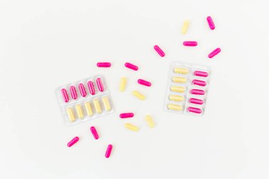 Beyaz arka planda vitaminler ile Tıbbi kavram. Düz döşeme, üst görünüm.